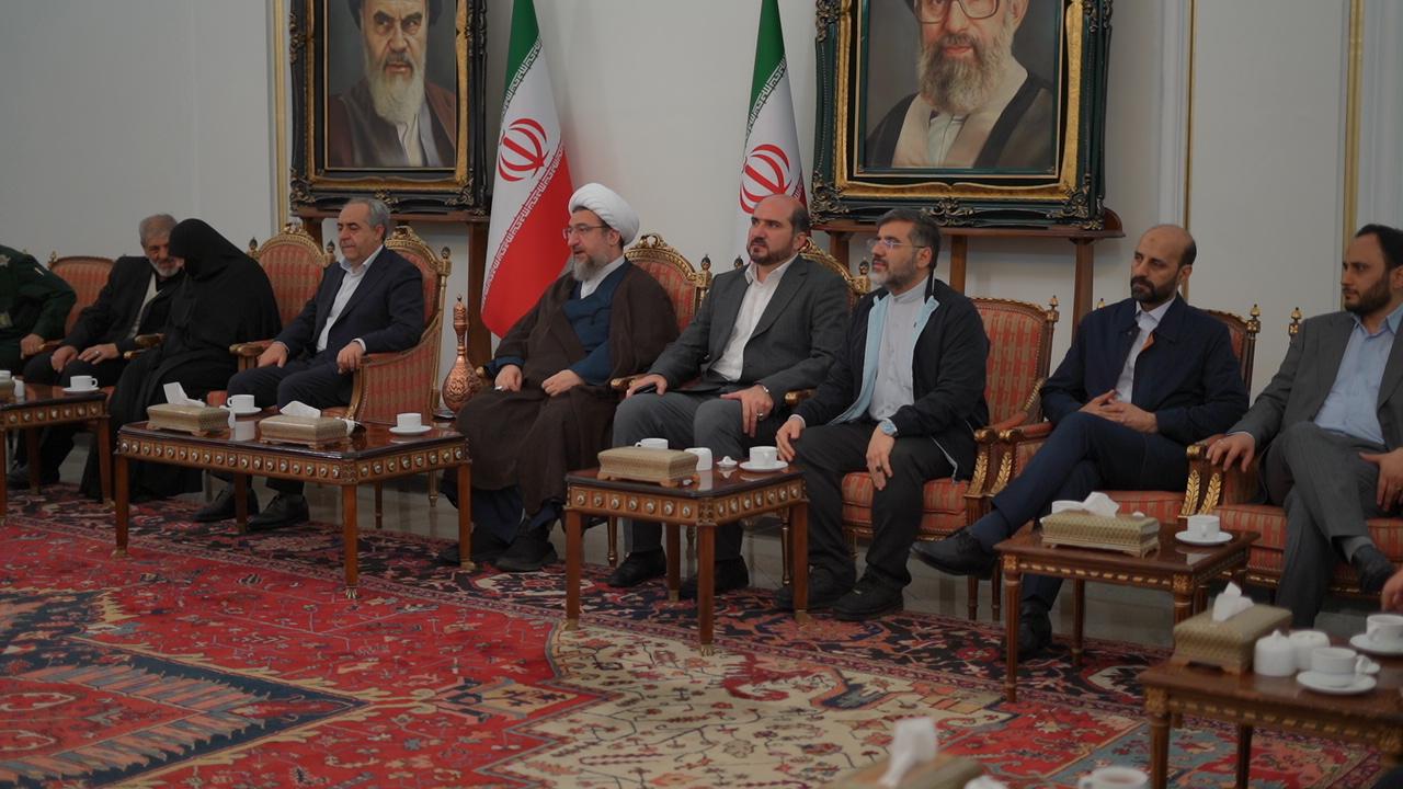 گزارش تصویری حضور خانواده شهدای خدمت و جمعی از اعضای دولت شهید رئیسی در ورزقان